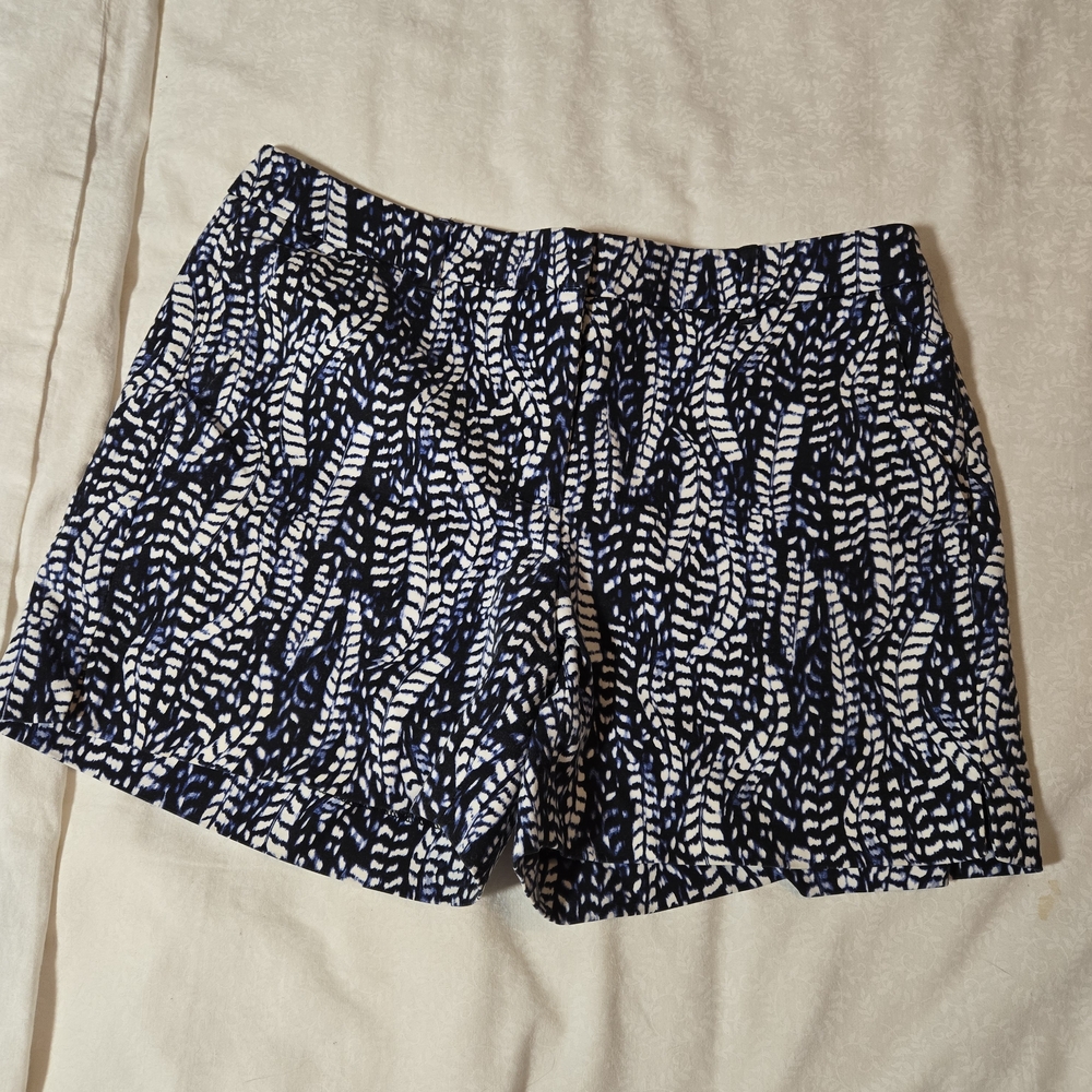 Women's Black and White blue and white Patterned Shorts.  NWOT Sz 4